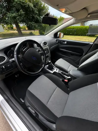 Ford Focus 1.6i 16V Carving — Berline fiable et économique, sans sinistre — interni