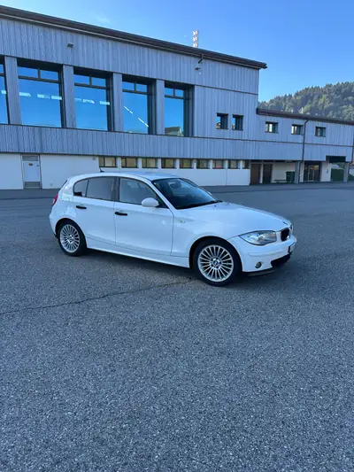BMW 118i — Berline compacte automatique, moteur 2.0L performant et fiable — vue extérieure