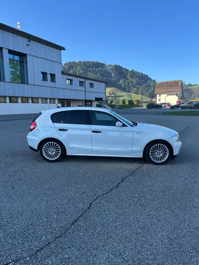 BMW 118i — Berline compacte automatique, moteur 2.0L performant et fiable — arrière