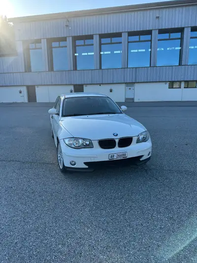 BMW 118i — Berline compacte automatique, moteur 2.0L performant et fiable — côté