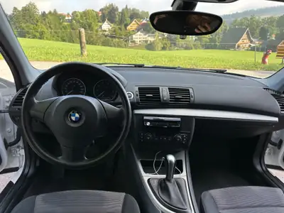 BMW 118i — Berline compacte automatique, moteur 2.0L performant et fiable — détail