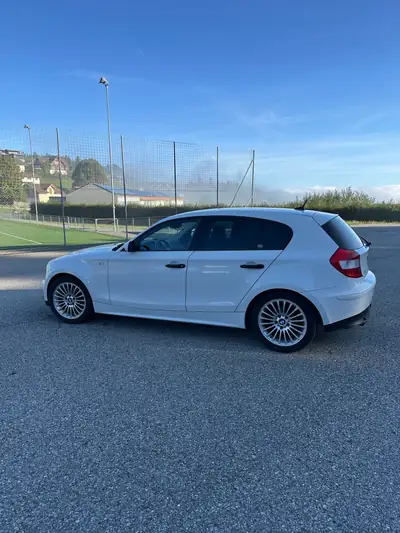 BMW 118i — Berline compacte automatique, moteur 2.0L performant et fiable — tableau de bord