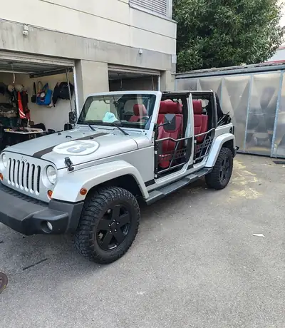 Jeep Wrangler Unlimited 2.8 CRD — SUV 4x4 robuste, moteur diesel puissant, 122'000 km — interni