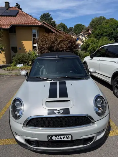 MINI Cooper S Cabrio — Découvrable sportive, 184 ch et faible kilométrage — exterior view