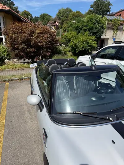 MINI Cooper S Cabrio — Découvrable sportive, 184 ch et faible kilométrage — interior