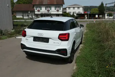 Audi Q2 1.5 TFSI S-Tronic — Citadin malin avec caméra de recul et sièges chauffants — side view