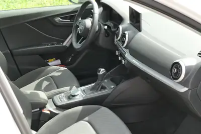 Audi Q2 1.5 TFSI S-Tronic — Citadin malin avec caméra de recul et sièges chauffants — dashboard