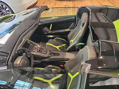 Lamborghini Aventador SV LP750-4 Superveloce Roadster — Légende V12 + MV Agusta exclusive — Miniature 12