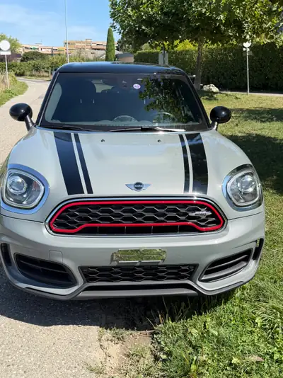 MINI Countryman 2.0i John Cooper Works ALL4 — Sportivité et polyvalence en 4 roues motrices — fianco