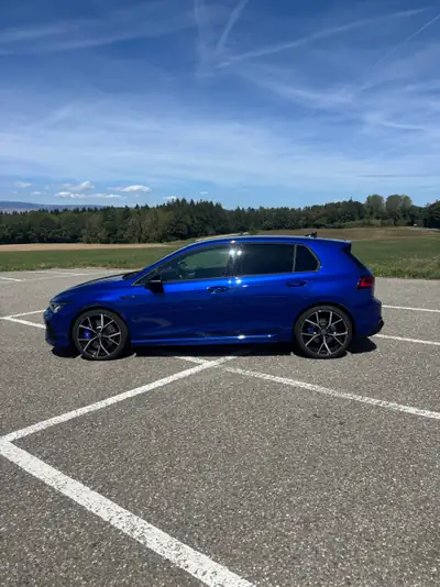VW Golf 2.0 TSI R DSG 4motion — Performance intégrale et technologie avancée — côté