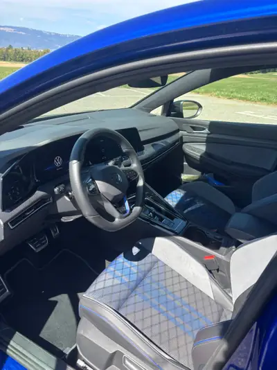 VW Golf 2.0 TSI R DSG 4motion — Performance intégrale et technologie avancée — intérieur
