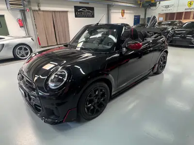 MINI Cooper C Cabriolet — Décapotable sportive avec John Cooper Works Trim et équipements premium — côté