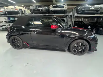 MINI Cooper C Cabriolet — Décapotable sportive avec John Cooper Works Trim et équipements premium — Miniature 9