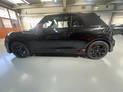 MINI Cooper C Cabriolet — Décapotable sportive avec John Cooper Works Trim et équipements premium — Miniature 7