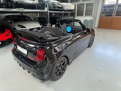 MINI Cooper C Cabriolet — Décapotable sportive avec John Cooper Works Trim et équipements premium — Miniature 10