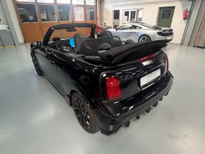 MINI Cooper C Cabriolet — Décapotable sportive avec John Cooper Works Trim et équipements premium — Miniature 12