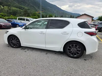 LEXUS CT 200h Excellence — Citadine hybride compacte, faible consommation et fiabilité premium — rear view