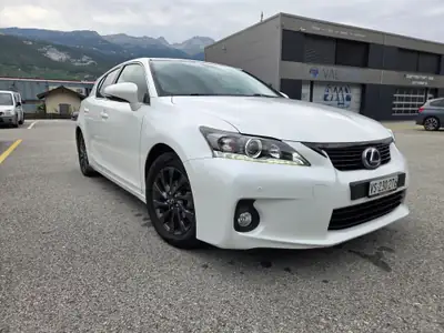 LEXUS CT 200h Excellence — Citadine hybride compacte, faible consommation et fiabilité premium — exterior view