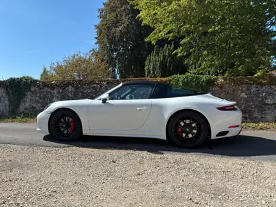 Porsche 911 Targa 4 GTS — 450 ch, toit rétractable et pack carbone complet — vista esterna