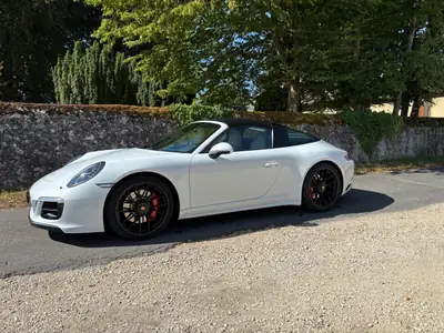 Porsche 911 Targa 4 GTS — 450 ch, toit rétractable et pack carbone complet — fianco