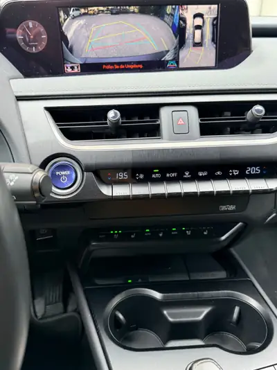 Lexus UX 300e Excellence — SUV électrique compact, 70 000 km, état impeccable — côté