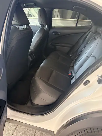 Lexus UX 300e Excellence — SUV électrique compact, 70 000 km, état impeccable — intérieur