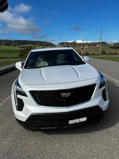 Cadillac XT4 2.0 T Premium Luxury AWD — SUV américain robuste, entretien récent — fianco
