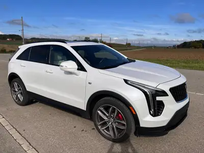 Cadillac XT4 2.0 T Premium Luxury AWD — SUV américain robuste, entretien récent — vista esterna