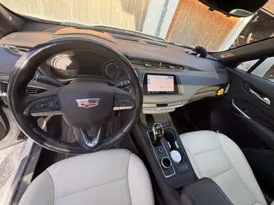 Cadillac XT4 2.0 T Premium Luxury AWD — SUV américain robuste, entretien récent — cruscotto