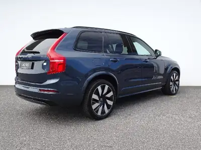 Volvo XC90 2.0 T8 Exclusive Dark — SUV hybride rechargeable 7 places, premier propriétaire — vista posteriore