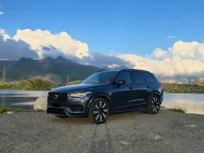 Volvo XC90 2.0 T8 Exclusive Dark — SUV hybride rechargeable 7 places, premier propriétaire — interni