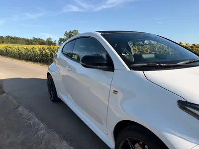 Toyota GR Yaris 1.6 Turbo Sport 4x4 — Performance turbo et polyvalence 4 roues motrices — side view