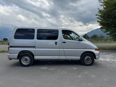 Toyota Hi-Ace 2.5 D-4D — Fourgon utilitaire fiable et économique, diesel manuel — vue extérieure