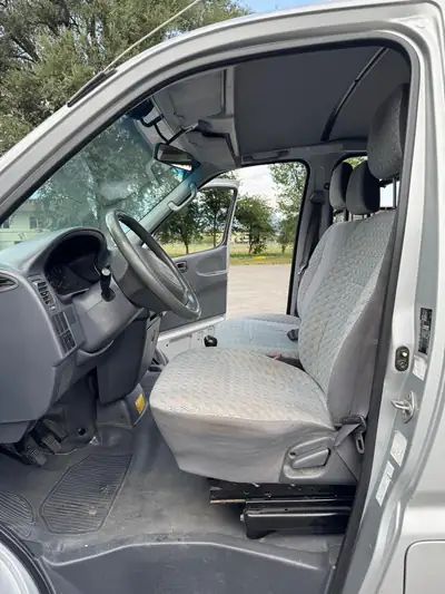 Toyota Hi-Ace 2.5 D-4D — Fourgon utilitaire fiable et économique, diesel manuel — intérieur