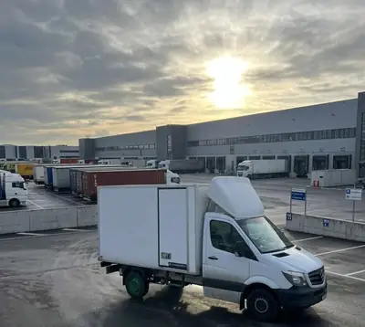 Mercedes-Benz 313 CDI — Camion de livraison professionnel, 257000 km, moteur diesel fiable — vue extérieure