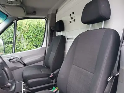 Mercedes-Benz 313 CDI — Camion de livraison professionnel, 257000 km, moteur diesel fiable — côté