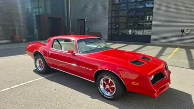 Pontiac Firebird Formula 400 1977 — Un coupé musclé américain d'exception — vue extérieure