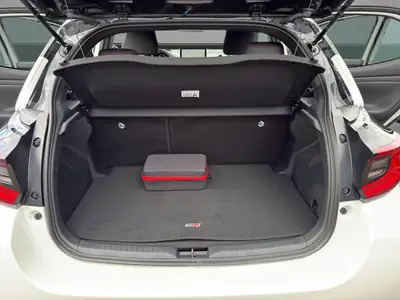 Toyota Yaris 1.5 GR Sport e-CVT — Citadine hybride neuve avec garantie 10 ans — Miniatura 19
