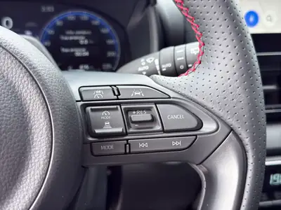 Toyota Yaris 1.5 GR Sport e-CVT — Citadine hybride neuve avec garantie 10 ans — Miniatura 24