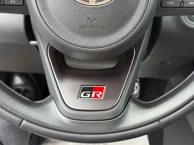 Toyota Yaris 1.5 GR Sport e-CVT — Citadine hybride neuve avec garantie 10 ans — Miniatura 32