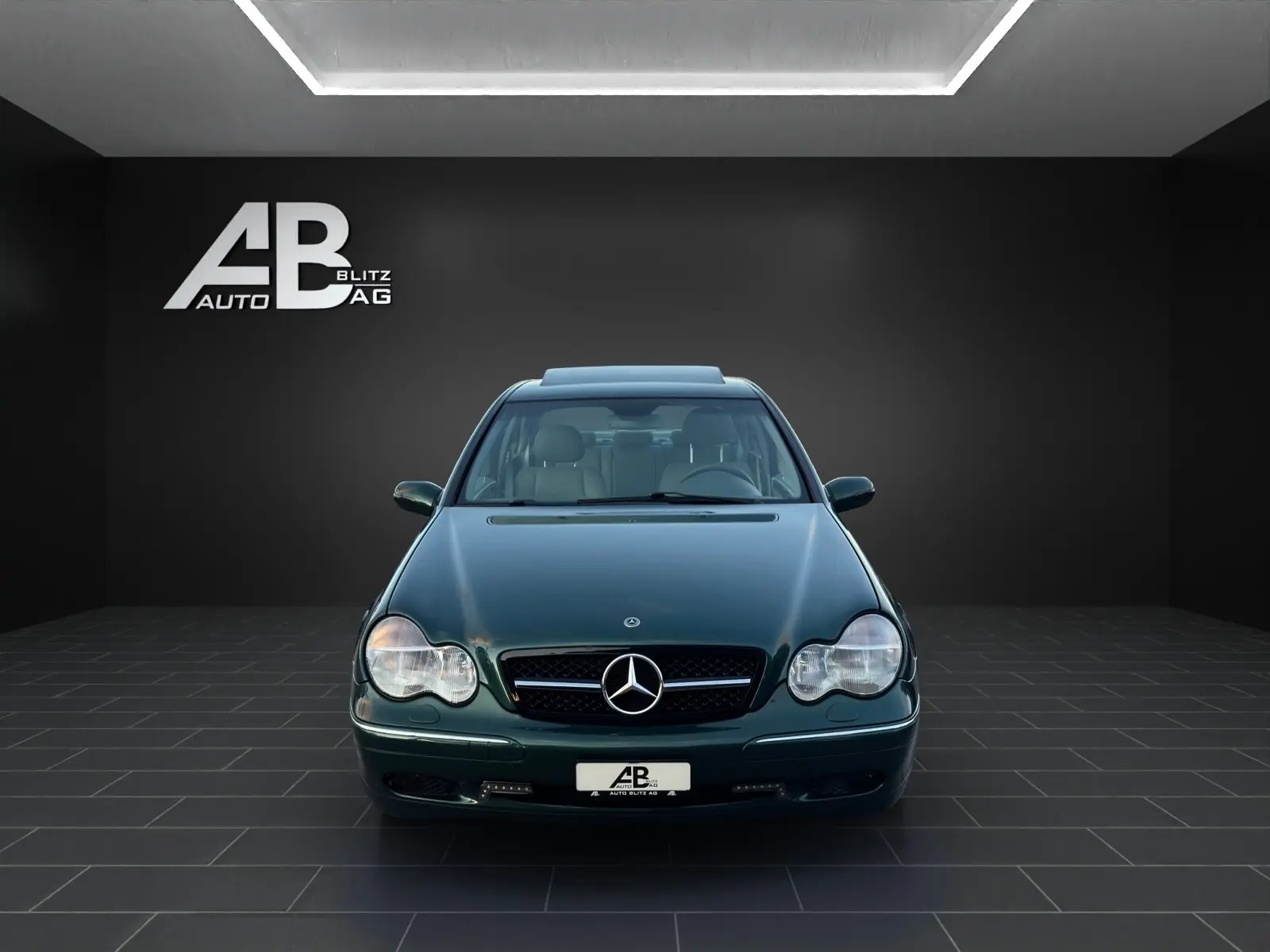 Mercedes-Benz C 320 Élégance — Berline de prestige, moteur V6 puissant, entretien récent — vue extérieure