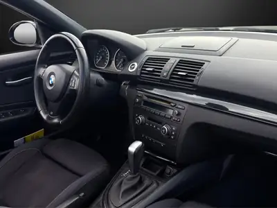 BMW 118i Cabrio Steptronic — Décapotable élégante, moteur moderne et transmission automatique — Miniatura 10