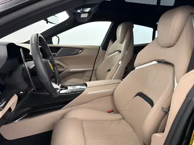 Ferrari Purosangue 6.5 V12 — Le SUV haute performance à seulement 4800 km — Miniatura 10