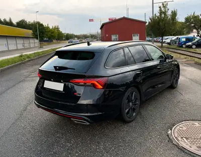 Skoda Octavia Combi 2.0 TDI RS — Break sportif diesel, 200 ch, boîte DSG — fianco