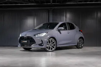 Toyota Yaris 1.5 e-CVT — Citadine hybride économique, quasi-neuve — vista esterna