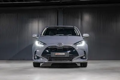 Toyota Yaris 1.5 e-CVT — Citadine hybride économique, quasi-neuve — vista posteriore