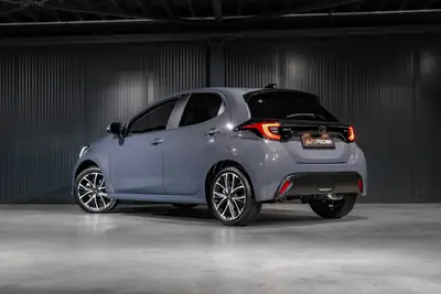 Toyota Yaris 1.5 e-CVT — Citadine hybride économique, quasi-neuve — fianco
