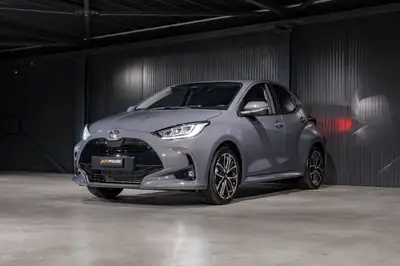 Toyota Yaris 1.5 e-CVT — Citadine hybride économique, quasi-neuve — interni