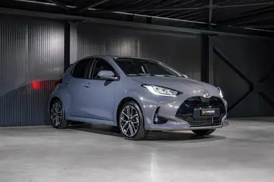 Toyota Yaris 1.5 e-CVT — Citadine hybride économique, quasi-neuve — cruscotto