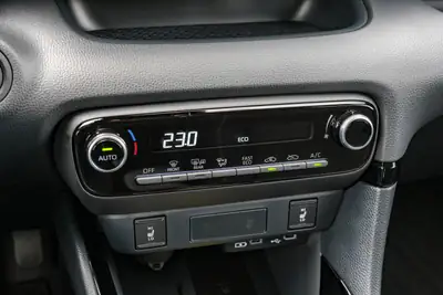 Toyota Yaris 1.5 e-CVT — Citadine hybride économique, quasi-neuve — Miniatura 20